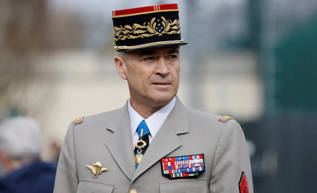 360actufr's tweet image. 🚨🇫🇷 FLASH ACTU | Le général Thierry Burkhard quitte le commandement des armées françaises après quatre ans à ce poste. Il sera remplacé par le général Fabien Mandon, actuel chef d’état-major particulier du président de la République.