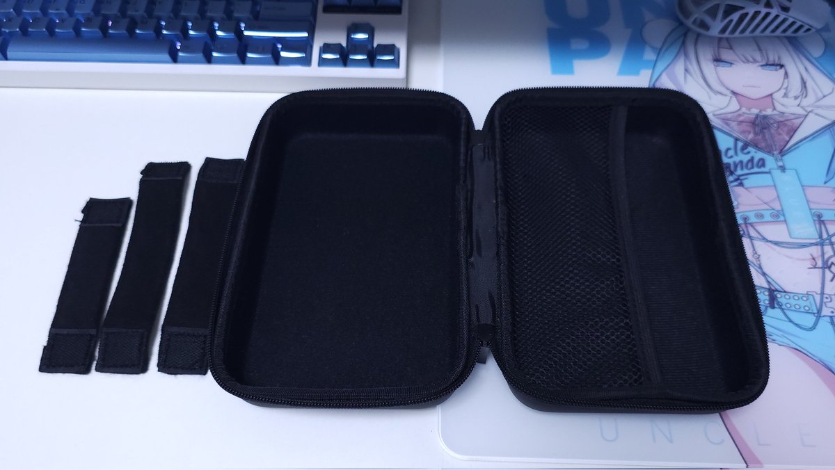 manzirin04's tweet image. Standard Productsで購入出来る"ガジェットケース"。
マジックテープで自由に配置できる仕切りが3つ入っており、Mサイズ相当のマウスを3つ収納出来る。
反対側にドングルやテスターも収納可能。
ただ、縦125mm以上のマウス(SuperlightやVV3 Proなど)のLサイズは向きを変えないと入らないため注意。