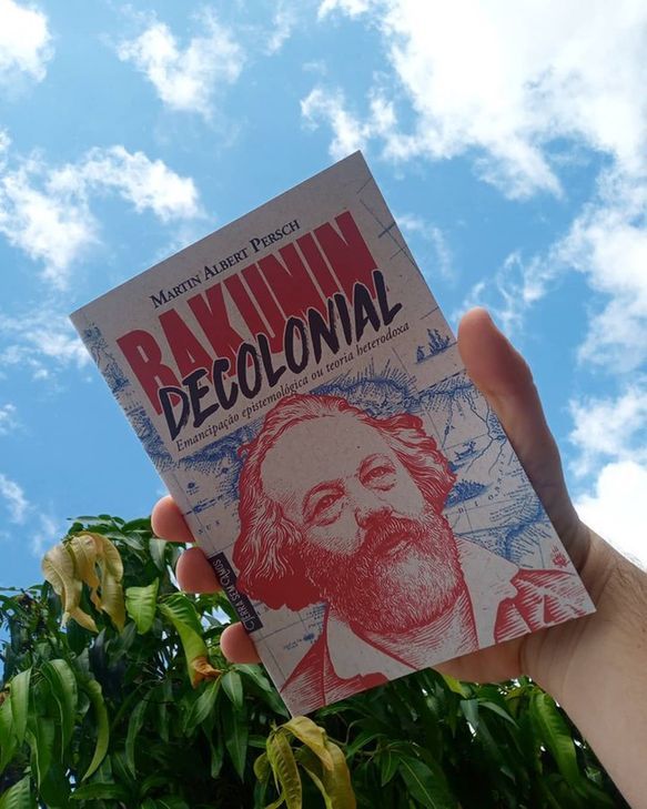 tsaeditora's tweet image. 📕 Em "Bakunin decolonial", Martin Persch analisa ideia de resistência colonial em Bakunin, a partir de sua concepção de revolução - da libertação dos povos pela destruição dos impérios europeus.
💵 A obra tem o valor de R$17 + frete GRÁTIS.
🔗 Encomendas pelo link da bio!