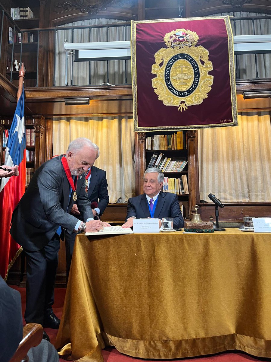 ASALE (@asaleinforma) on Twitter photo El presidente de la ASALE y director de la RAE, Santiago Muñoz Machado, fue investido ayer como miembro honorario de la Academia Chilena de Ciencias Sociales, Políticas y Morales (<a href="/academiacspm/">Acad. Chilena de Cs. Sociales Políticas y Morales</a>).
Más información: ow.ly/AgVJ50WtQJq. El presidente de la ASALE y director de la RAE, Santiago Muñoz Machado, fue investido ayer como miembro honorario de la Academia Chilena de Ciencias Sociales, Políticas y Morales (<a href="/academiacspm/">Acad. Chilena de Cs. Sociales Políticas y Morales</a>).
Más información: ow.ly/AgVJ50WtQJq.