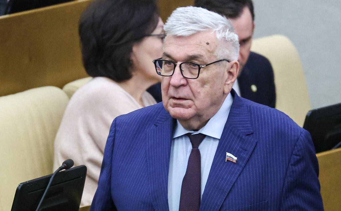 silupescu's tweet image. Il deputato della Duma, Tarasenko, morto il 22 luglio dopo una lunga malattia ha nel corso della stessa giornata votato per ben 11 volte in parlamento.
Non malignate, è tutto all'insegna della trasparenza: sono i celebri voti all'unanimortaccità de Nonno.
