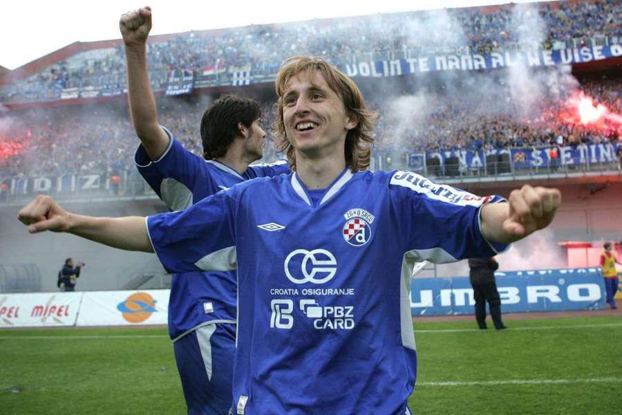 _footyheritage's tweet image. A young Luka Modrić celebrating with his teammates and supporters at Dinamo Zagreb.
He hasn’t changed much, both in appearance or talent.