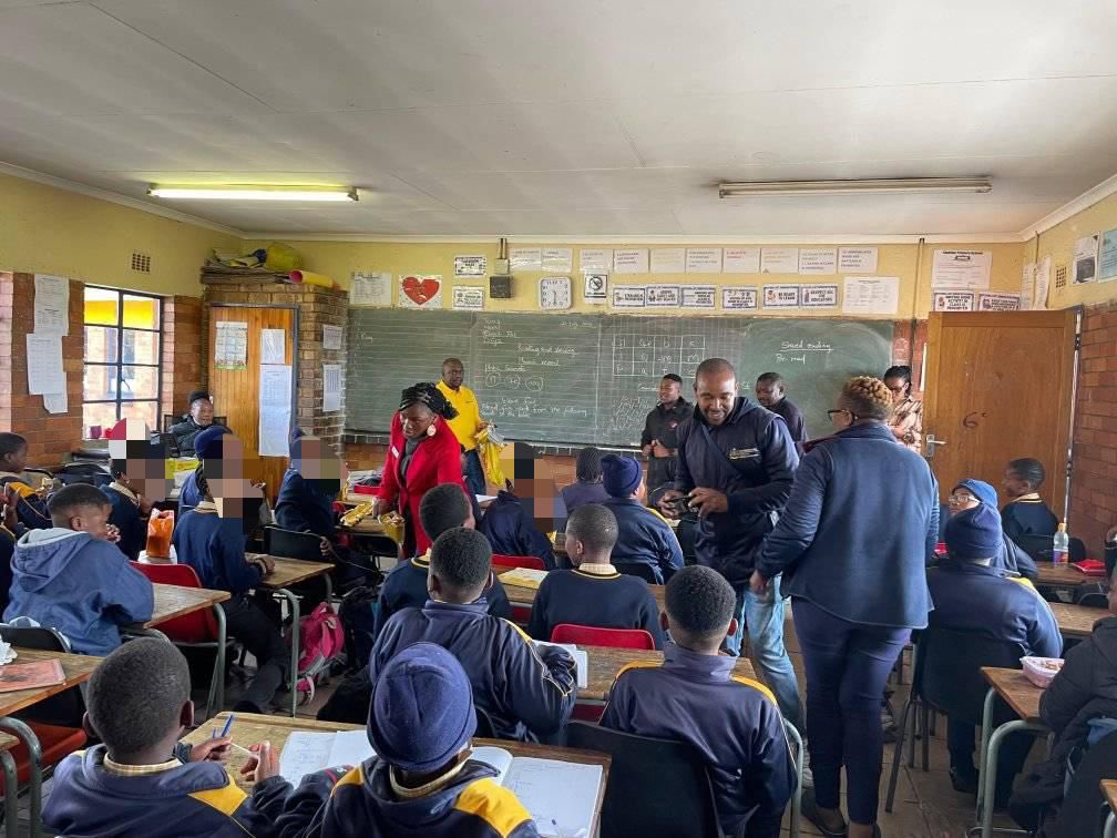 EkurhuleniDist1's tweet photo. In continued celebration of Mandela Day, we visited Sphiwe Primary School in Tembisa today as part of the Mandela Initiative. During the visit, we provided health education and handed out sanitary towels and ball pens to the learners.
#LetsGetInvolved #MandelaDay2025 https://t.co/V8UicGf2bA