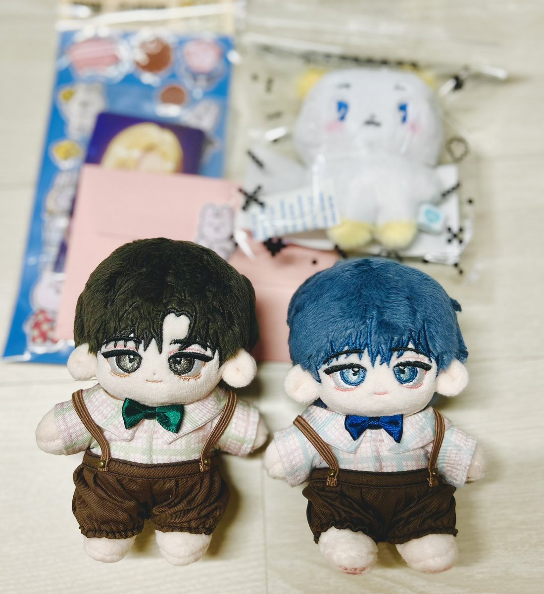 Dol_SH's tweet image. 독자님(@yumm__yum )께 태환연우 솜인형을 선물받아서 냉큼 여름 아크릴스탠드와 찍어봤습니다🍌발바닥젤리랑 연우 짝눈 디테일이 너무 귀여워요!!
그리고 요즘 덕질하는 굿즈까지 주셔서 이렇게 받기만 해도 될지...🥹(마..많이 티가났나요..?ㅎㅎ)
정성스러운 선물 너무 감사합니다💛💛💛💛💛