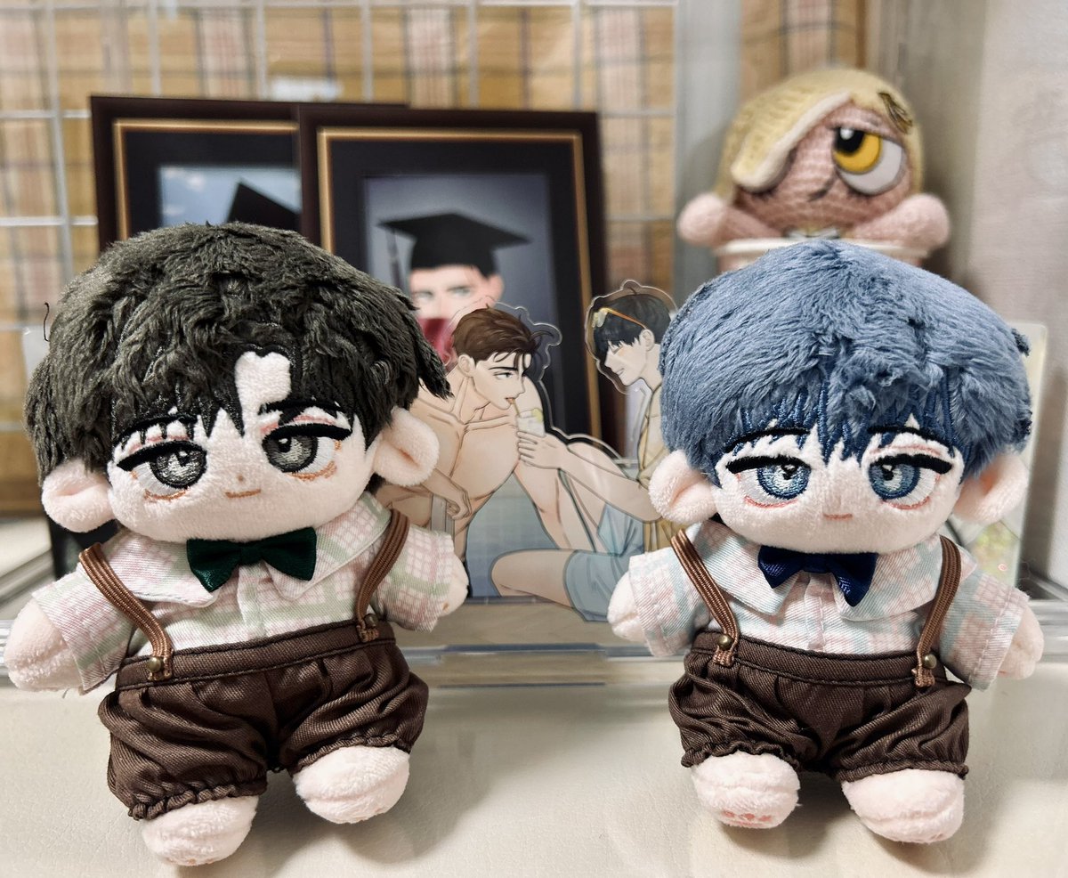 Dol_SH's tweet image. 독자님(@yumm__yum )께 태환연우 솜인형을 선물받아서 냉큼 여름 아크릴스탠드와 찍어봤습니다🍌발바닥젤리랑 연우 짝눈 디테일이 너무 귀여워요!!
그리고 요즘 덕질하는 굿즈까지 주셔서 이렇게 받기만 해도 될지...🥹(마..많이 티가났나요..?ㅎㅎ)
정성스러운 선물 너무 감사합니다💛💛💛💛💛