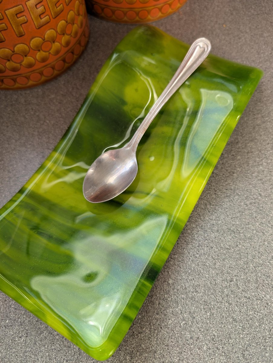 Samphireglass's tweet image. Wonderful curved fused glass streaky green spoon rest. Perfect for the kitchen and really useful to put used spoons on.
#handmade #etsy #giftideas #shopindie
samphireglass.etsy.com/listing/185305…