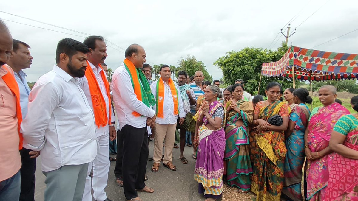 ఖమ్మం జిల్లా మధిర మండలంలో భూములు కోల్పోయిన రైతులను బిజెపి కిసాన్ మోర్చా రాష్ట్ర అధ్యక్షుడు కొండపల్లి శ్రీధర్ రెడ్డి కలిశారు. కేంద్ర ప్రభుత్వం ఇచ్చిన న్యాయమైన పరిహారాన్ని, రాష్ట్ర ప్రభుత్వం వక్ఫ్ బోర్డు ఖాతాలో జమ చేయడం బాధాకరమని ఆవేదన వ్యక్తం చేశారు. ధరణి పోర్టల్‌లోని తప్పుల వల్ల