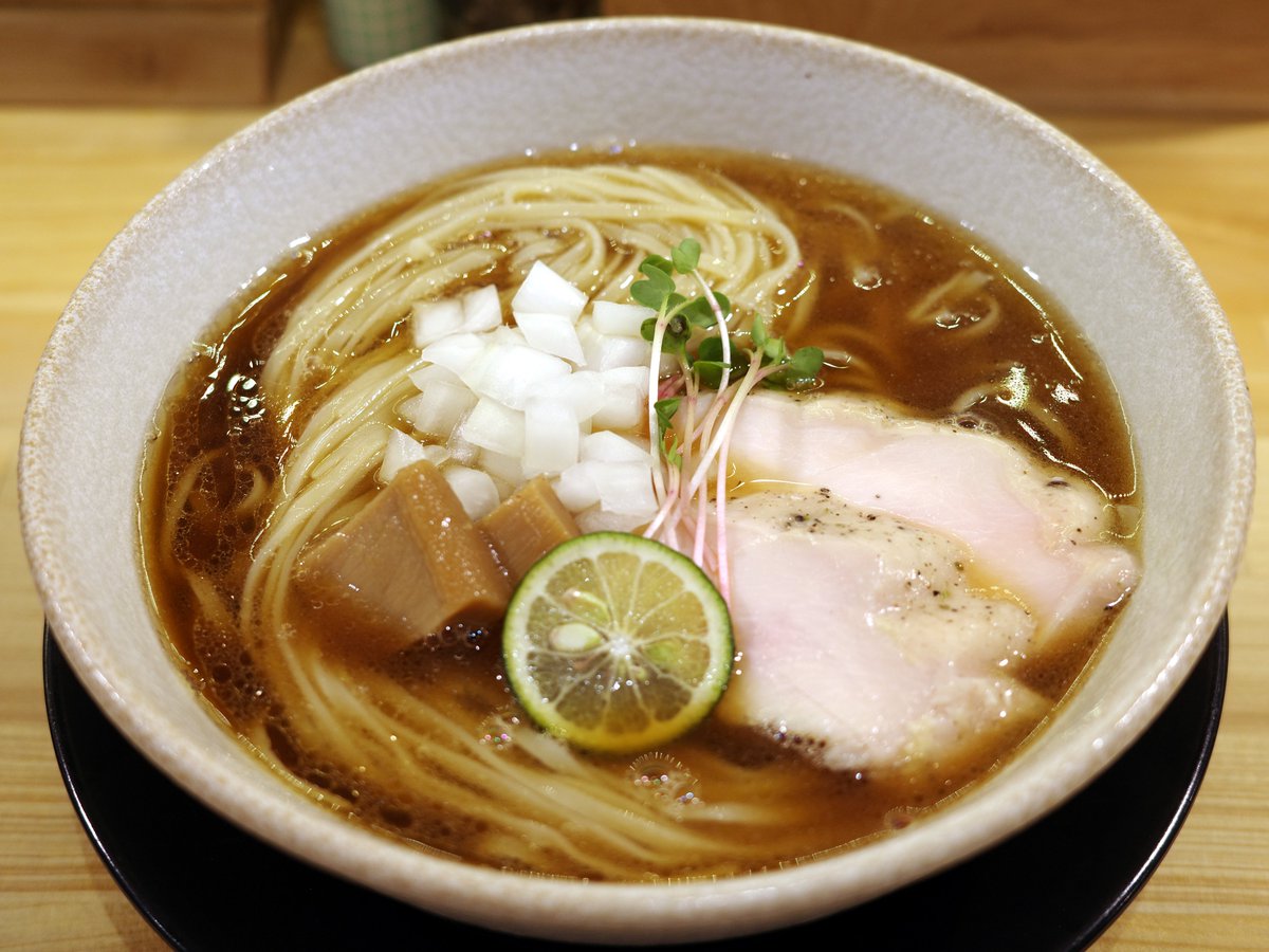 toyotue's tweet image. 麺処 全て@鯖煮干しの冷やしらぁめん 醤油
小サバの煮干出汁をに更に小サバの追い煮干で引いた二段仕込み製法のスープに植物油にサバ煮干を抽出した香味油で、サバの旨みと風味がガツン伝わる一杯です♪
toyotune.blog107.fc2.com/blog-entry-613…