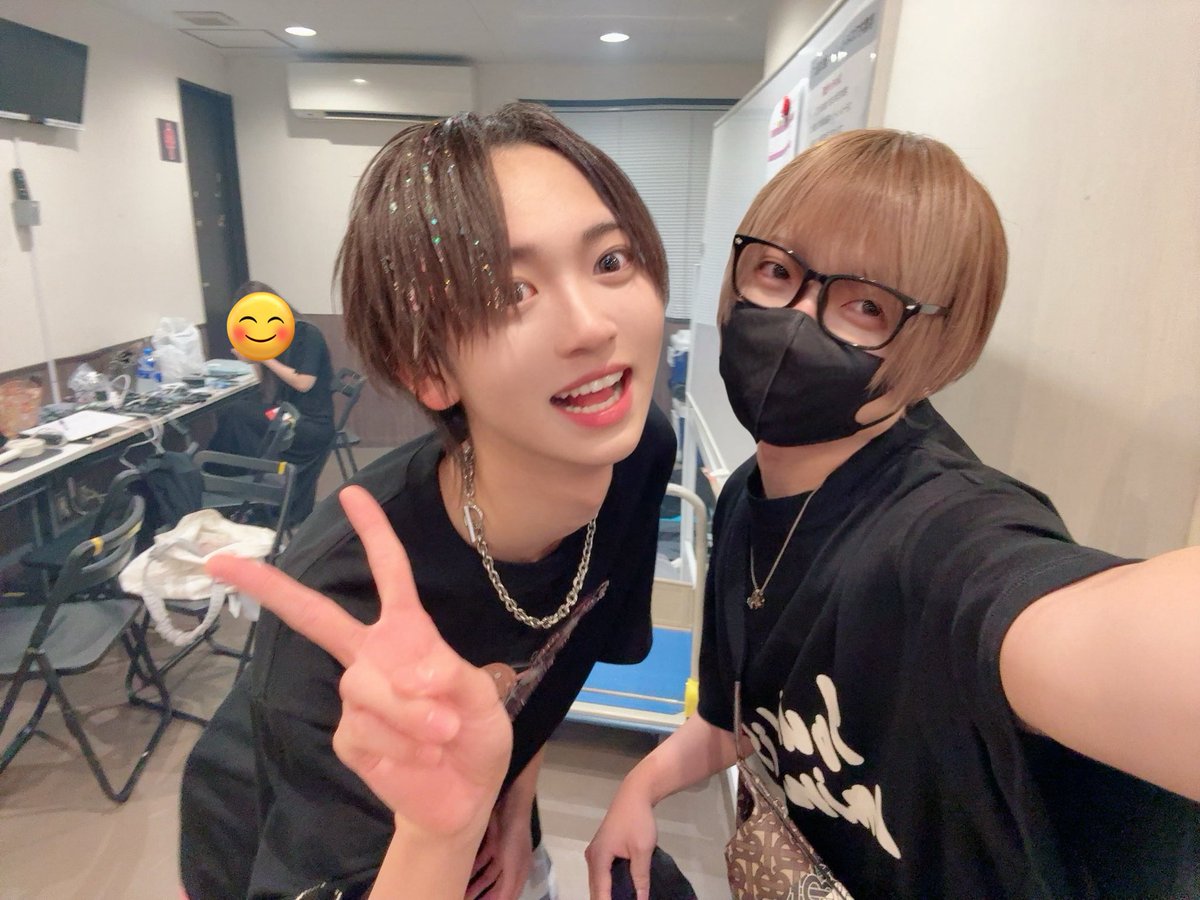 両手に華でーーーす🩷💛🩵꒰⌗´͈ ᵕ `͈⌗꒱ (はやてと撮る時少し緊張