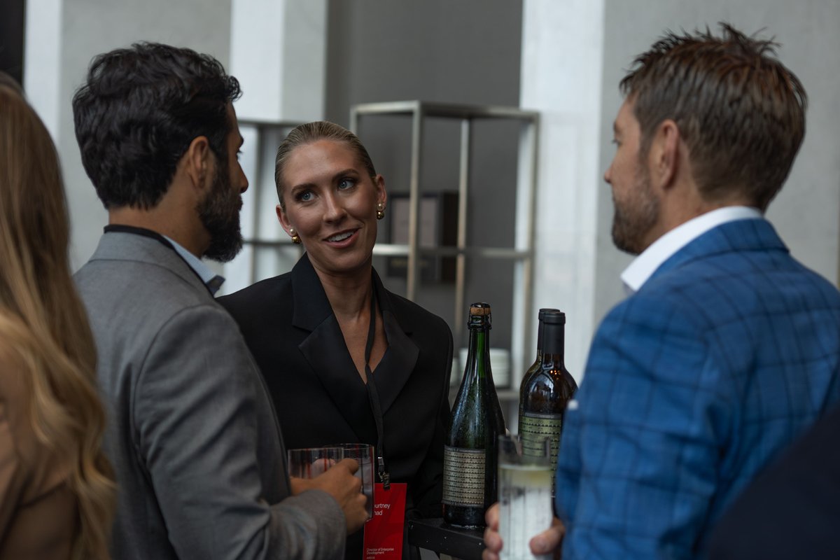 AbridgeHQ's tweet image. 🤝 𝗔𝗯𝗿𝗶𝗱𝗴𝗲 𝗖𝗼𝗺𝗺𝘂𝗻𝗶𝘁𝘆 𝗘𝘅𝗽𝗲𝗿𝗶𝗲𝗻𝗰𝗲: We hosted our first Midwest gathering in Chicago, bringing together leaders and clinicians from over a dozen health systems for an intimate evening of peer-led panels, live demos from our leadership, and roundtable…
