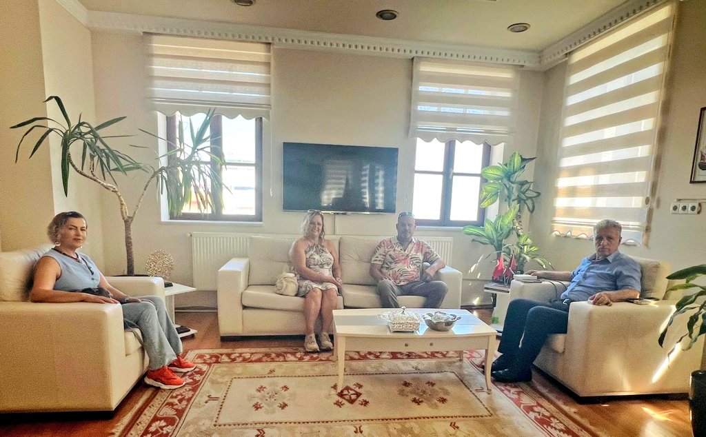 İlçemiz esnaflarından Sayın Murat VURAL, Seher VURAL ve Ada Güncel Haber imtiyaz sahibi Fatma YAVAŞ, Kaymakamımız Sayın İbrahim KEKLİK'i ziyaret etti.