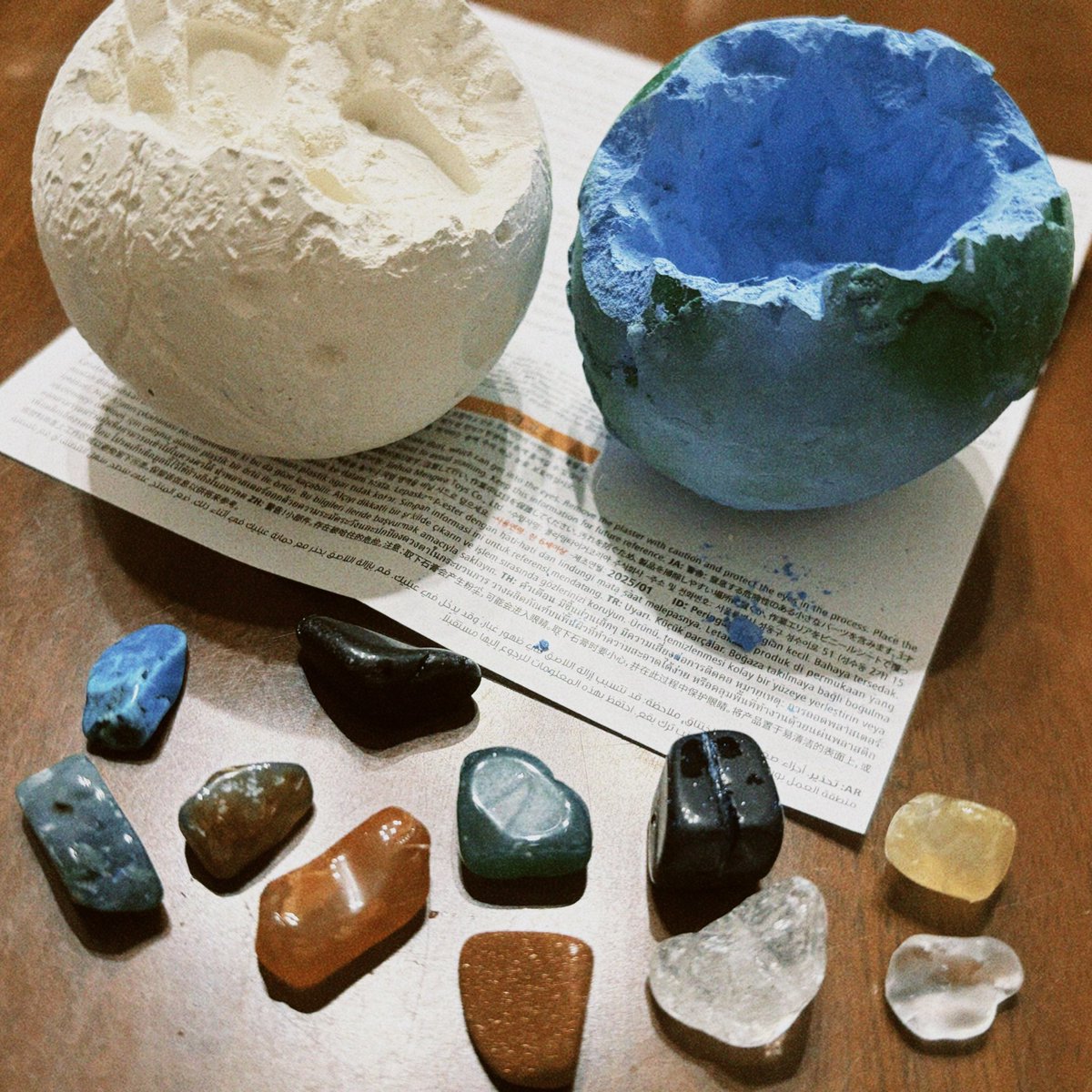 h_a__k___k____a's tweet photo. いつも鑑賞するだけだったフライングタイガーで初めての購入品。月と地球から石を発掘するキット。たのしかった！ https://t.co/8xohrbqoAZ