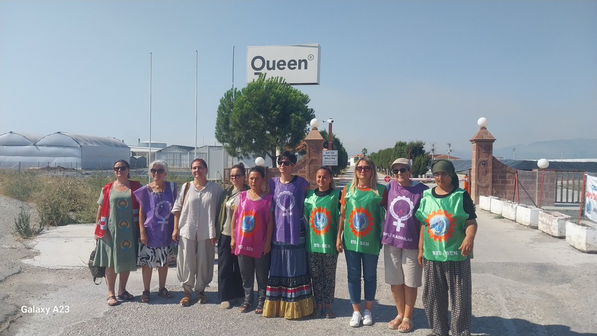 Direnişimizin 21. günü.

Bugün direniş alanımızda yine anlamlı bir dayanışma vardı.
Türkiye İşçi Partisi İzmir İl Örgütü, Dikili, Foça ve Menemen İlçe Örgütleri ile TİP’li kadınlar yanımızdaydı.
Bu dayanışma sadece moral değil, birlikte büyüttüğümüz bir mücadeledir.
Emeğimiz