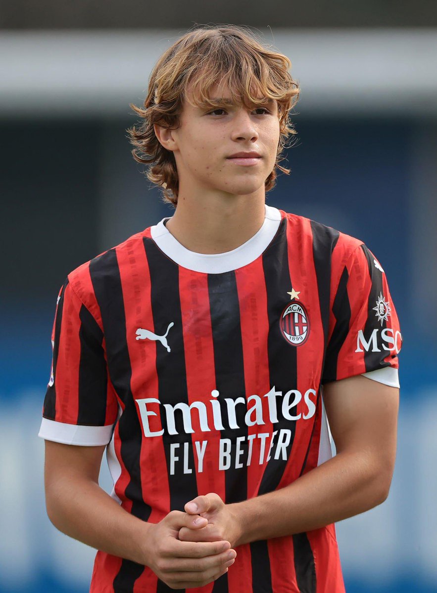 RisingStarXI's tweet image. 🇮🇹🚨 | 𝐂𝐡𝐫𝐢𝐬𝐭𝐢𝐚𝐧 𝐂𝐨𝐦𝐨𝐭𝐭𝐨 (𝟏𝟕) 𝐃𝐄𝐁𝐔𝐓𝐄𝐃 for AC Milan today vs Arsenal
A very strong number 8 who combines several skills of a box-to-box midfielder and an advanced playmaker.