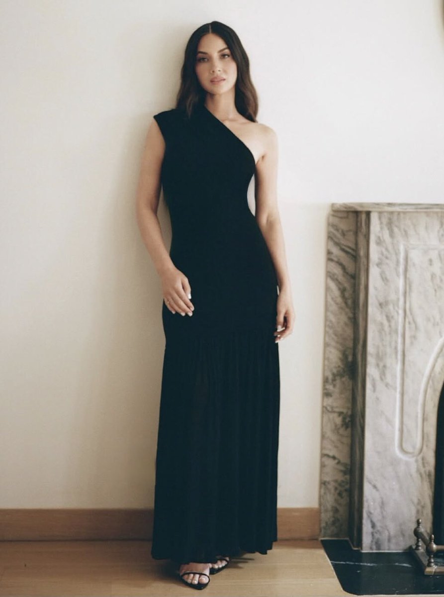 Olivia Munn wears the Cora Dress in Black Pleated Crepe Chiffon

#proenzaschouler #oliviamunn