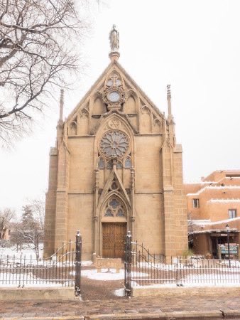 Una escalera sin clavos.
Sin pegamento.
Hecha con madera que no existe en América.

150 años después, sigue desconcertando a arquitectos, ingenieros y científicos.

No es un cuento.
Es real.

La historia de la Capilla de Loreto 
🧵⤵️