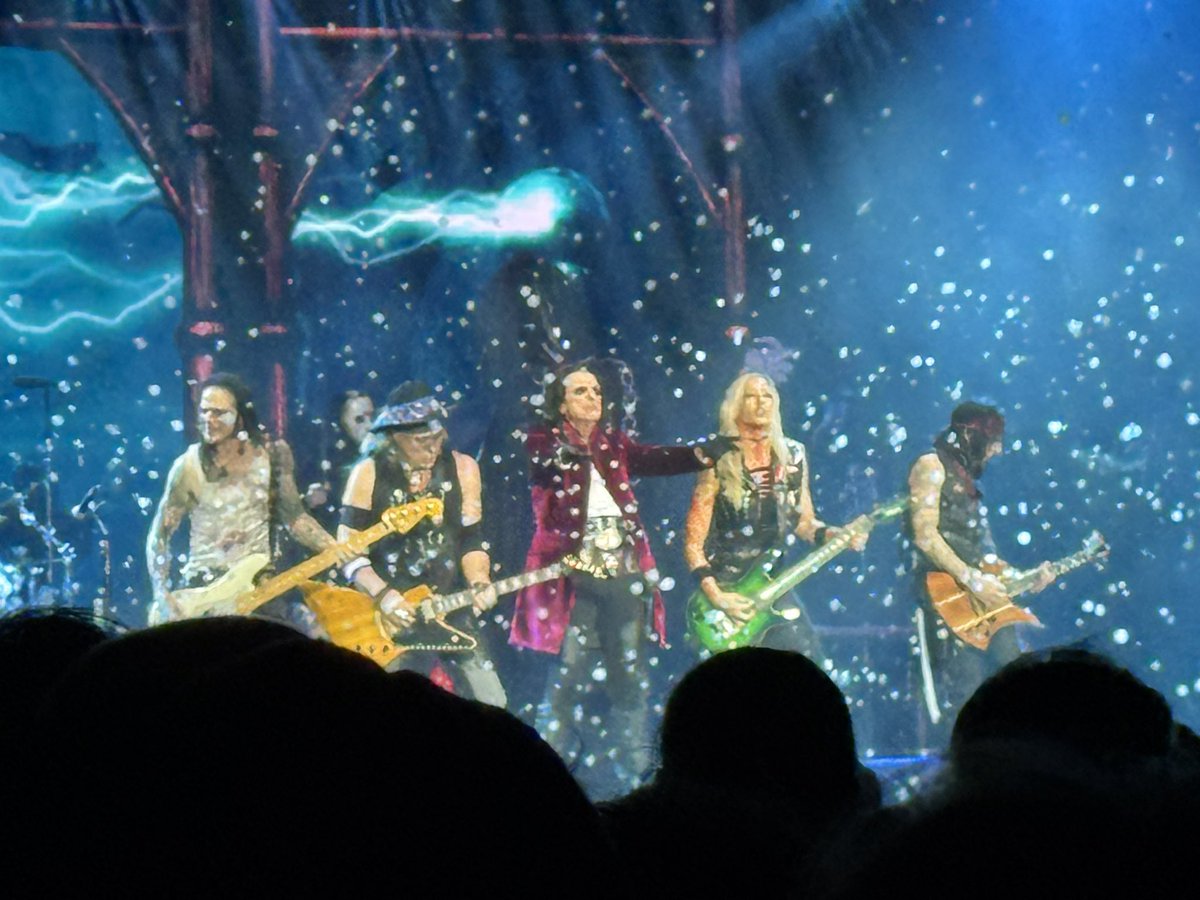 Alice Cooper was class last night! I don’t want to sound old, but there should be a rule you’re allowed to throw a bottle at the skull of someone who stands arms straight up recording a gig so people behind can’t see fuck all! (My phone was head height for this photo!).