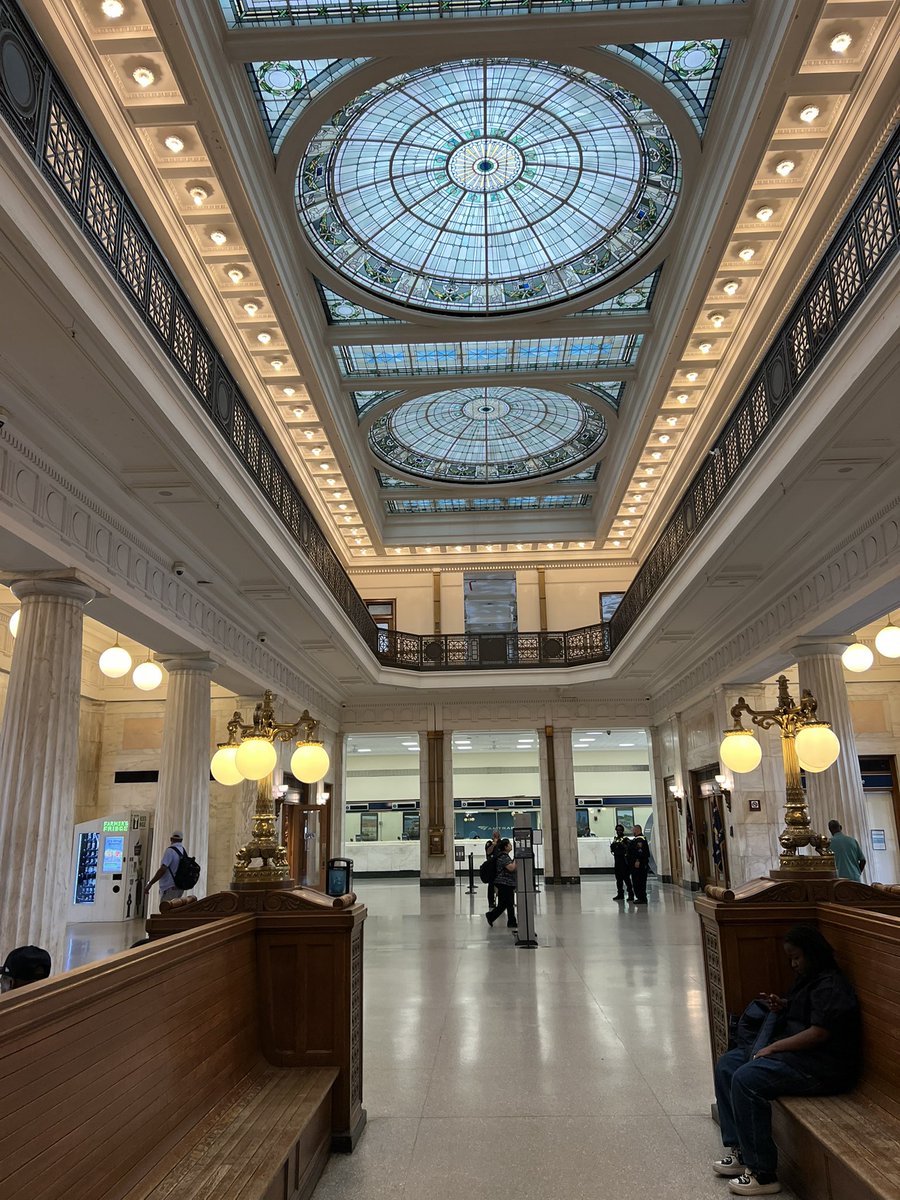 christen_rexing's tweet image. Baltimore, I am in you. You’re welcome!
PSA: Labs should not be allowed to be police dogs. This is one of the potentials ways I will meet my untimely end.