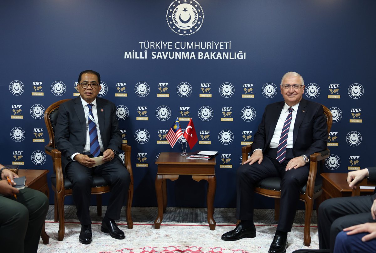 Millî Savunma Bakanı Yaşar Güler, Cibuti Savunma Bakanı Hassan Omar Mohamed Bourhan ve  Malezya Savunma Bakanı Mohamed Khaled Nordin ile IDEF 2025 Fuarı’nda görüşmeler gerçekleştirdi. 

Bakan Yaşar Güler ve Cibuti Savunma Bakanı Hassan Omar Mohamed Bourhan, İş Birliği Anlaşması