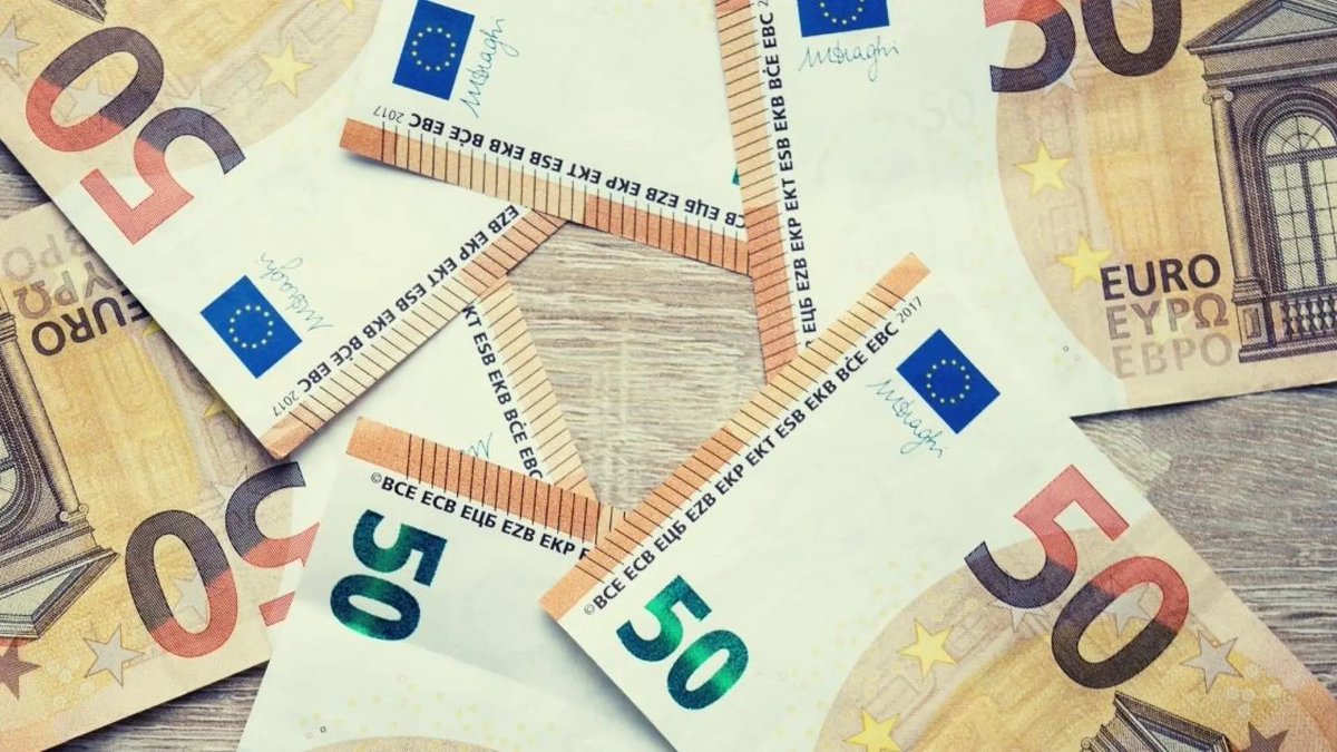 La Rioja Europa (@lariojaeuropa) on Twitter photo Concurso de diseño de futuros billetes de euro 💶
‼️ Atención diseñadores gráficos: <a href="/ecb/">European Central Bank</a> ha abierto un concurso para diseñar los futuros billetes de euro.
Las propuestas deben basarse en los temas "Cultura europea" o "Ríos y aves".
Plazo: 18 de agosto
ecb.europa.eu/press/pr/date/… Concurso de diseño de futuros billetes de euro 💶
‼️ Atención diseñadores gráficos: <a href="/ecb/">European Central Bank</a> ha abierto un concurso para diseñar los futuros billetes de euro.
Las propuestas deben basarse en los temas "Cultura europea" o "Ríos y aves".
Plazo: 18 de agosto
ecb.europa.eu/press/pr/date/…