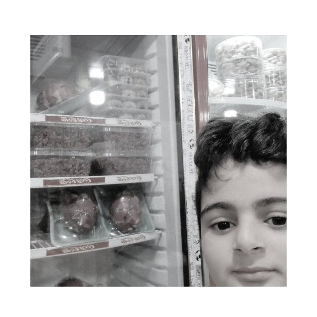 Pegahan__'s tweet image. دو سال پیش با این میوه سلفی گرفت و گفت مامان میشه برام بخری ببینم چه مزهایه؟
یک دانهاش ۱۴۰ تومان بود و حسرت چشیدن طعم آن به دلش ماند.
تو که از کنار قصه کیان بیتفاوت گذشتی و امروز دغدغهات گرسنگی در غزه است، یک بیشرف بیوجدان ایرانستیز هستی.
#کیان_پیرفلک