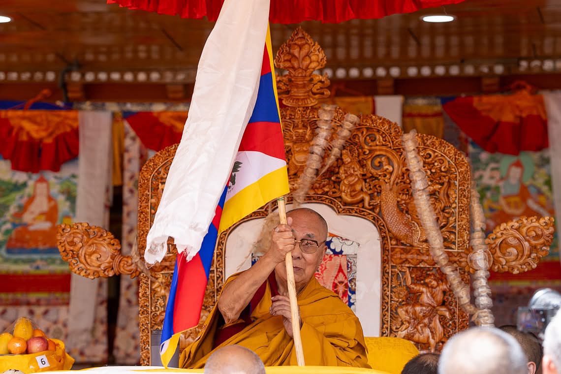 Twoeden1's tweet image. The man and the flag that unsettles a regime
#Dalailama #Tibetanflag #Tibet #China
PC: OHHDL