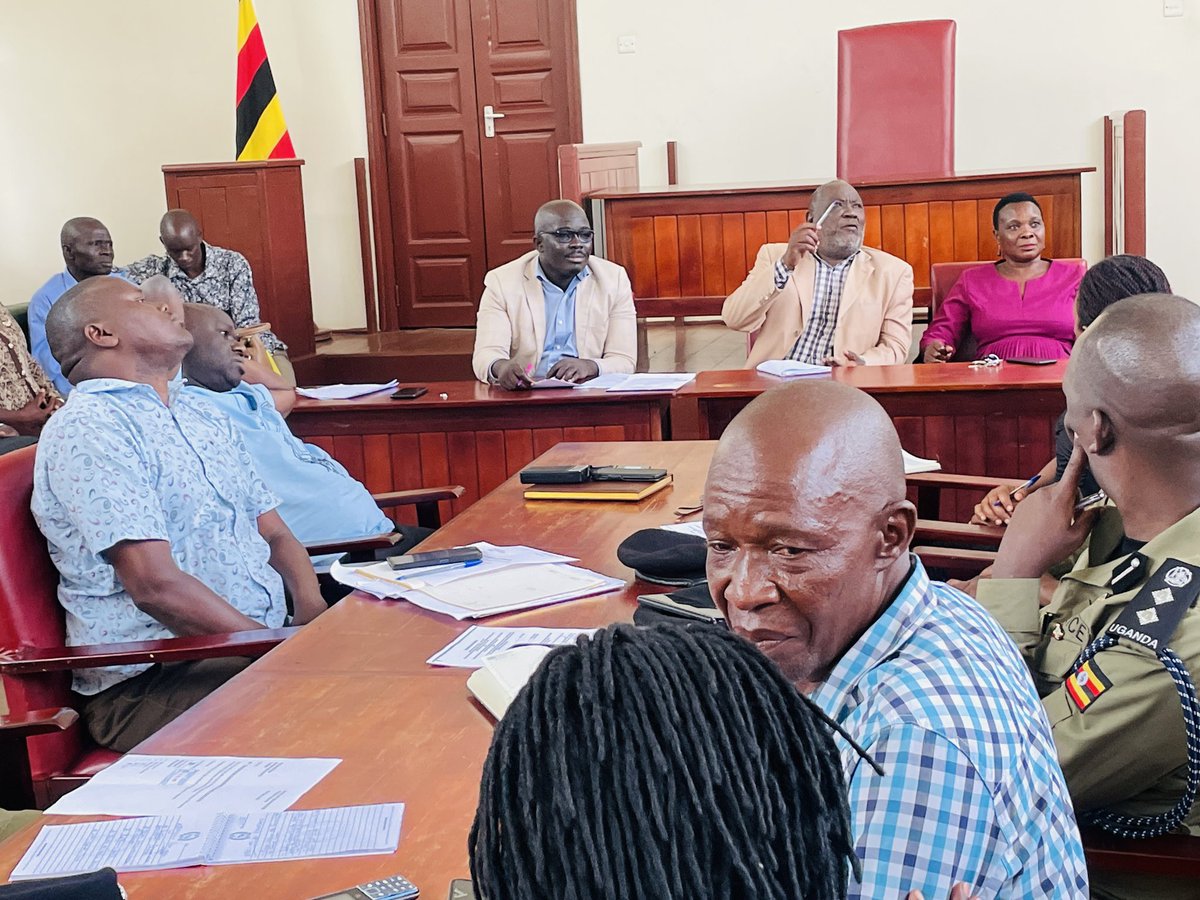 AmulaAlbert's tweet image. Together with members of Tororo district security committee & Regional police Comander Bukedi south East, we held a meeting with candidates for @NRMOnline district & municipal elections.
We urged them to promote peace & implored registrars to remain objective & transparent