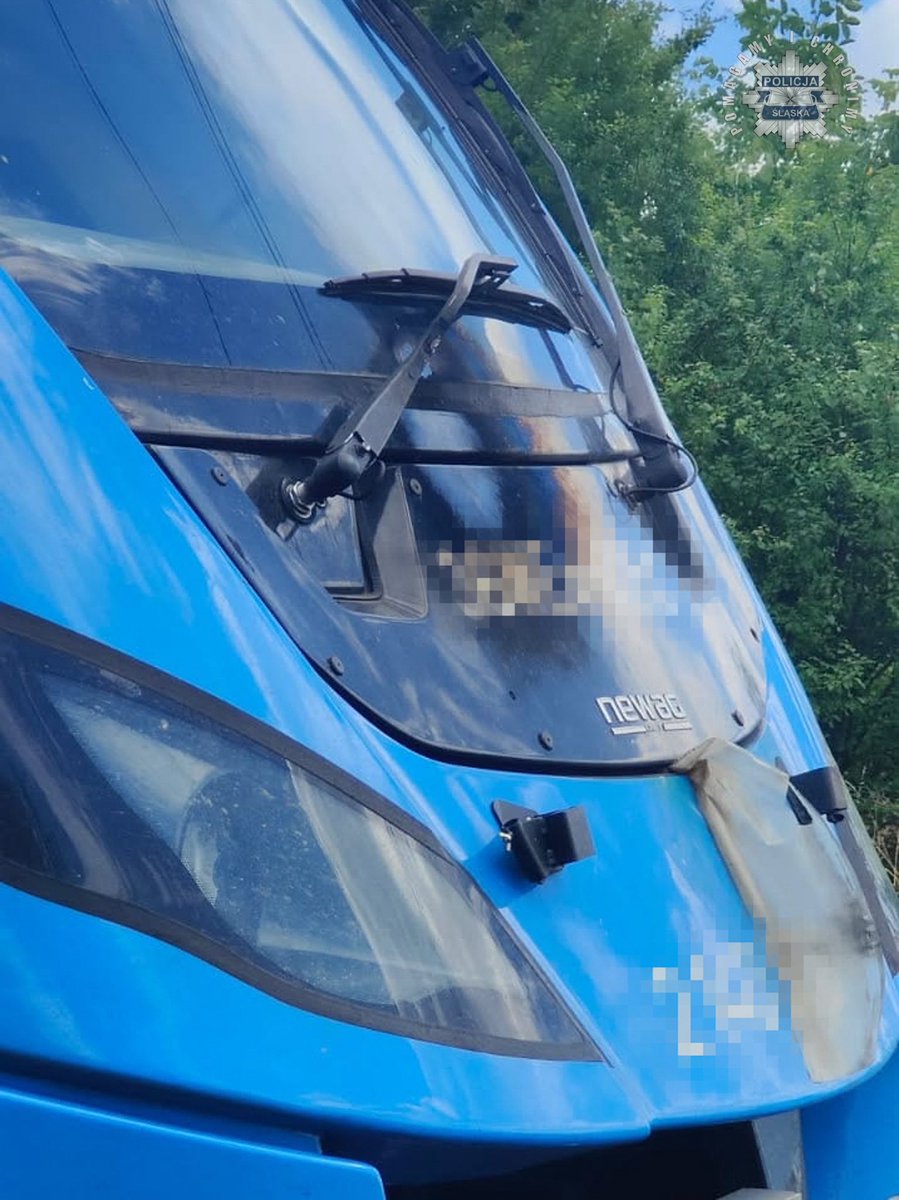 TYCHY: Utrudnienia w ruchu kolejowym w okolicy ul. Jeżynowej z uwagi na pożar lokomotywy 🚄

W miejscu zdarzenia pracują służby pod nadzorem prokuratora. Z pociągu ewakuowano około 1⃣0⃣0⃣ pasażerów, nikt nie odniósł obrażeń. Organizowana jest komunikacja zastępczą 🚍