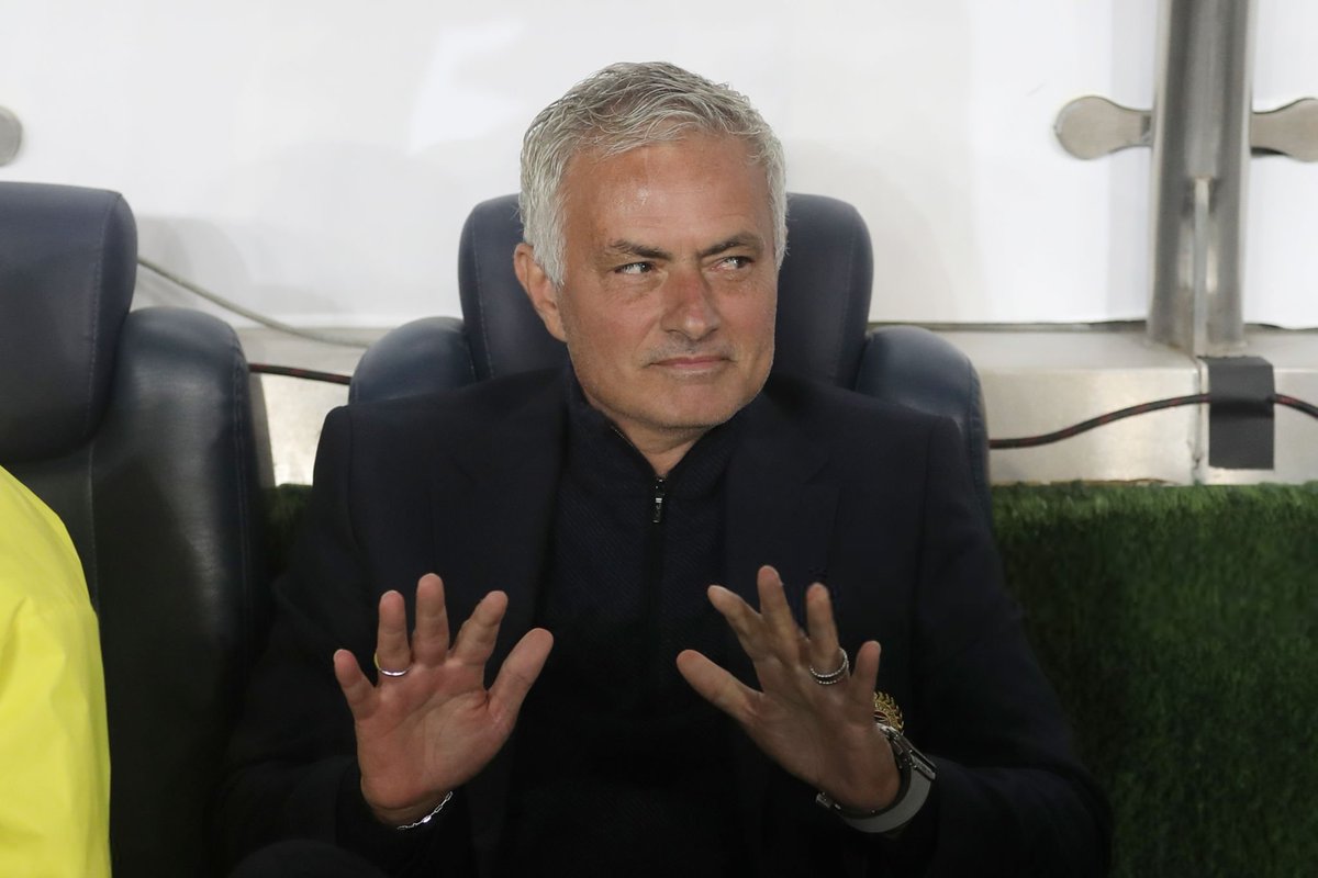 MUnitedFR's tweet photo. José Mourinho : "Nous avons gagné beaucoup de choses, nous avons été deuxièmes du championnat et je continue à dire que je ne comprends pas les clubs qui sont pénalisés par le fair-play financier et qui payent [de l'argent]. Ils devraient être sanctionnés par des points et nous aurions gagné le championnat, légalement." #MUFC