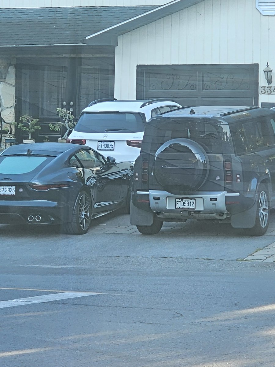 Gibsonbuck69's tweet image. 2 Jags, 1 Merc, 1 Land Rover. Tous à la même addresse, tous avec une plaque F. Temps de faire le ménage là-dedans.