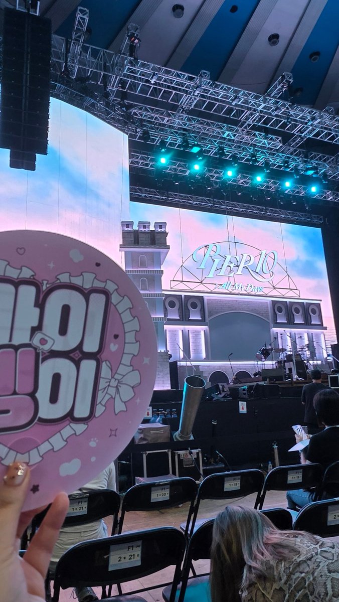 첫중때 엄청엄청 더웠는데 센스있는 부채 나눔
안에 들은 마데색 팔찌랑 명찰까지 진짜 취저였습니당!🩷
데식이들 10주년 축하하구 앞으로 더 서로에게 잘하자!!!
#나에게_넌_행운이야