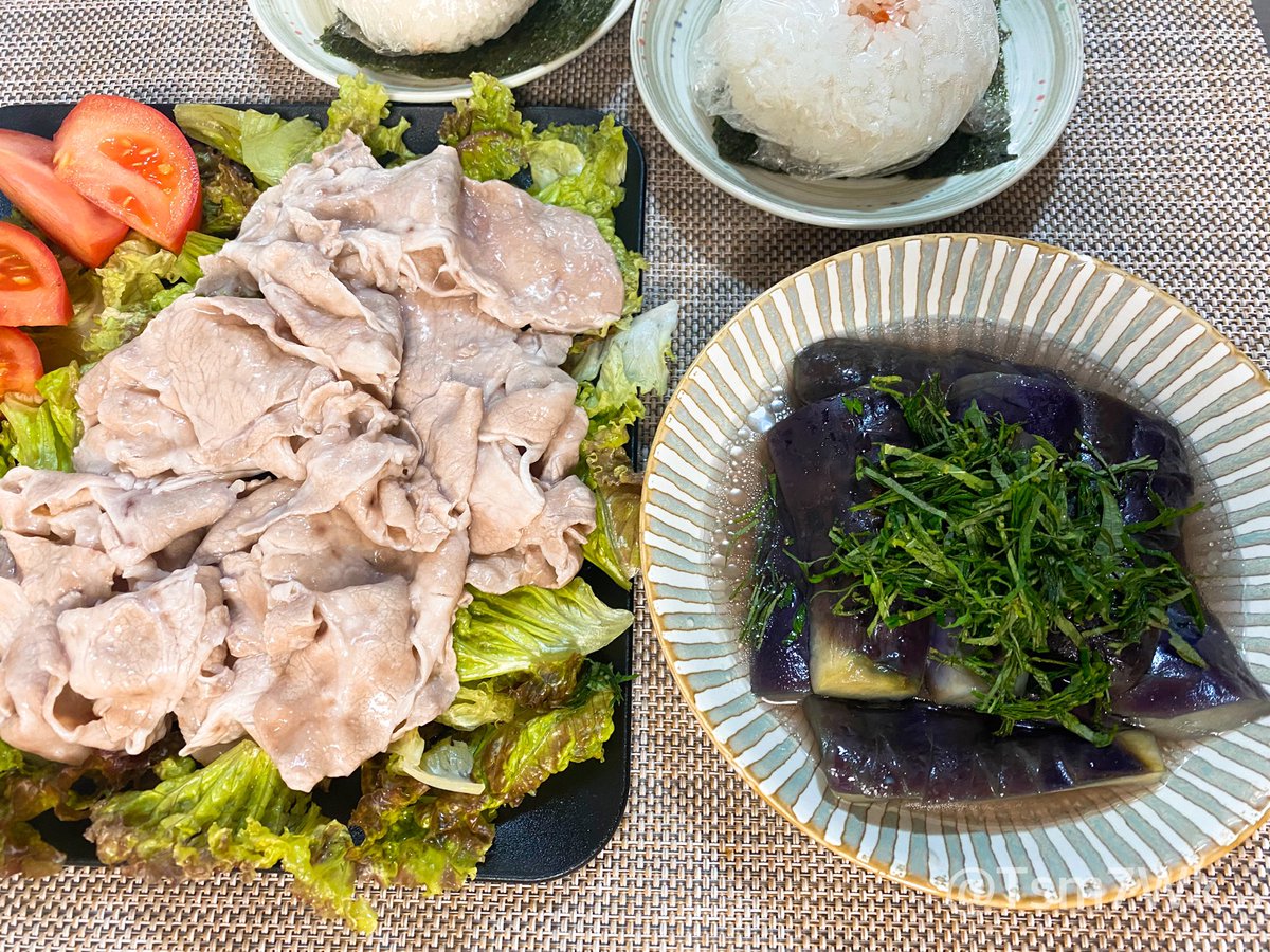 Tsm7Wk's tweet image. 生きることは食べること!
なので、手抜きでも作るよ😂
・冷しゃぶサラダ
・ナスの煮びたし
・筋子のおにぎり
ナスの煮びたしは朝に作って冷やしておきました。美味しいよねー😋
今日もカンパーイ🍻
#おうちごはん