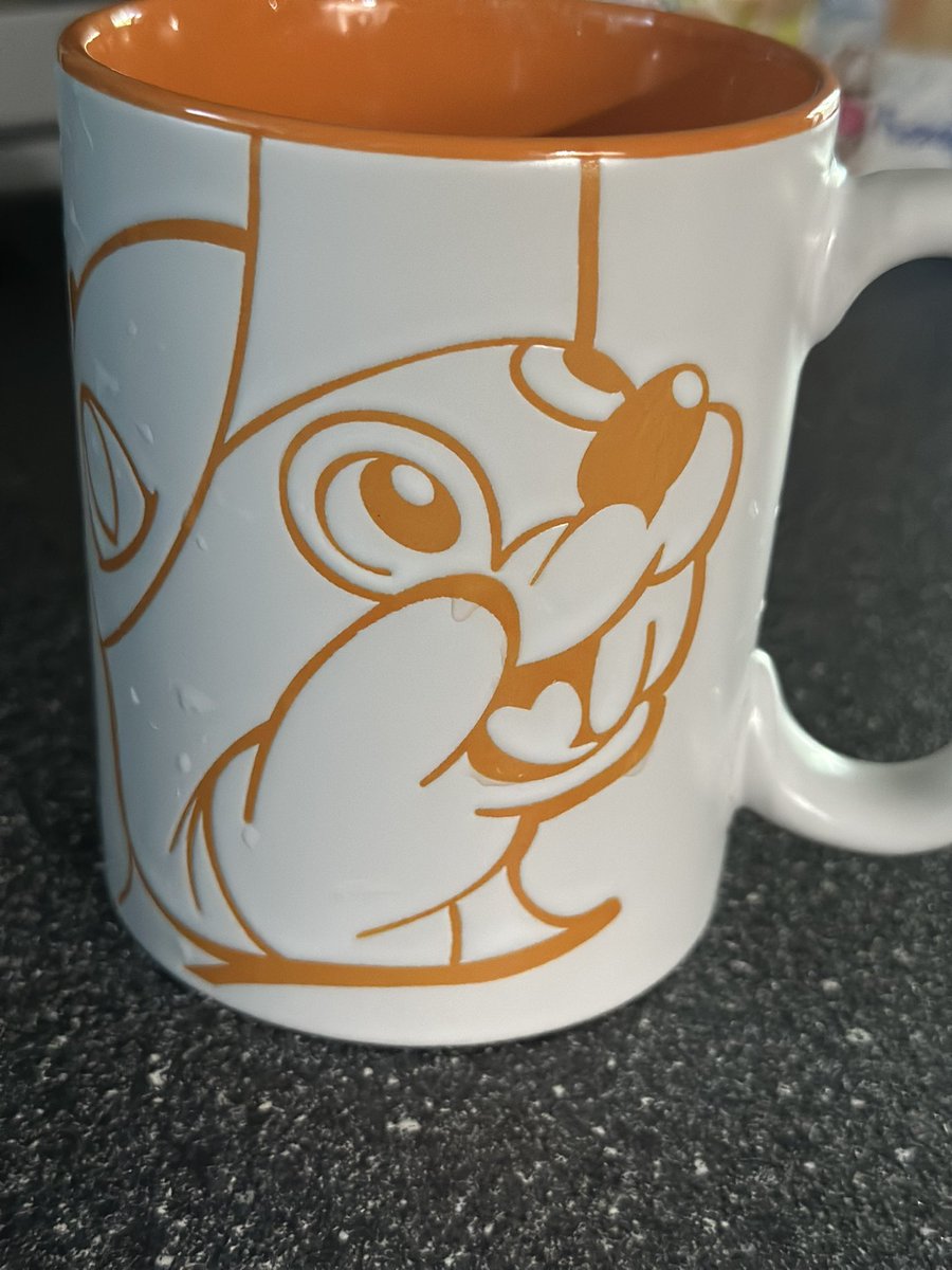 Mrs_SCollier's tweet photo. @bucees nothing like heartbreak after using a new coffee mug after a trip and finding out it’s cracked 💔 
Not a great Wednesday. It must have been cracked from the shelf 
I wish a store was closer!! Now I have to just cuddle the broken mug to remember the fun 😢 https://t.co/f6aIqZhncE