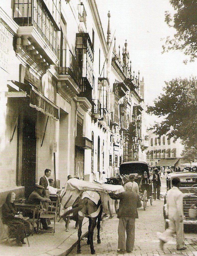 Antiguo aspecto de la plaza del Duque; acera de El Corte Inglés.

Año 1945.