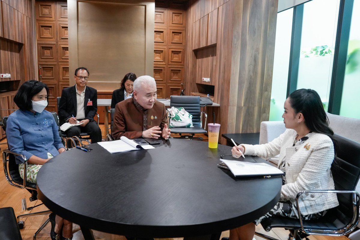 ingshin's tweet image. กระทรวงวัฒนธรรม ตั้งใจที่จะออกแบบนโยบายและระบบการท่องเที่ยวใหม่ เชื่อมโยงแหล่งมรดกของไทยให้กลายเป็นเครือข่ายการท่องเที่ยวที่มีชีวิต ที่ไม่เพียงรักษาอดีต แต่สร้างโอกาสให้อนาคต ทำให้มรดกวัฒนธรรมเป็นพลังเศรษฐกิจ และเป็นความภาคภูมิใจของคนไทยในโลกยุคใหม่ค่ะ
การประชุมวันนี้…