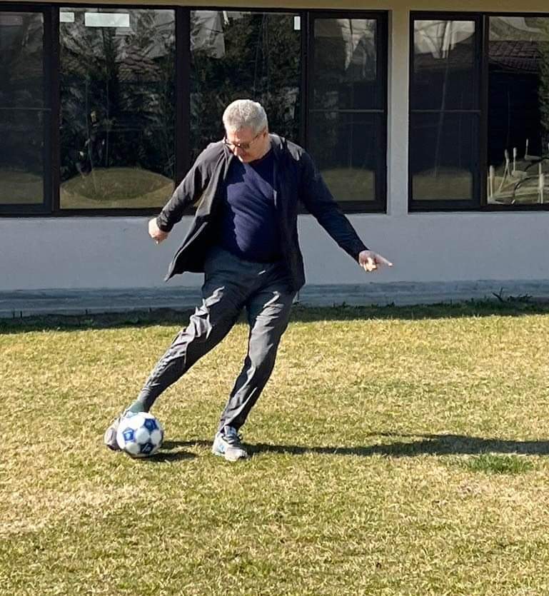 oshlobanul's tweet photo. #stațduamnă, numai fugeț, că n-am știut că sunteț ca o rachetomodelă pandelist-fotbalistică
#secondsfromdisaster https://t.co/Kg9OwBjjRZ