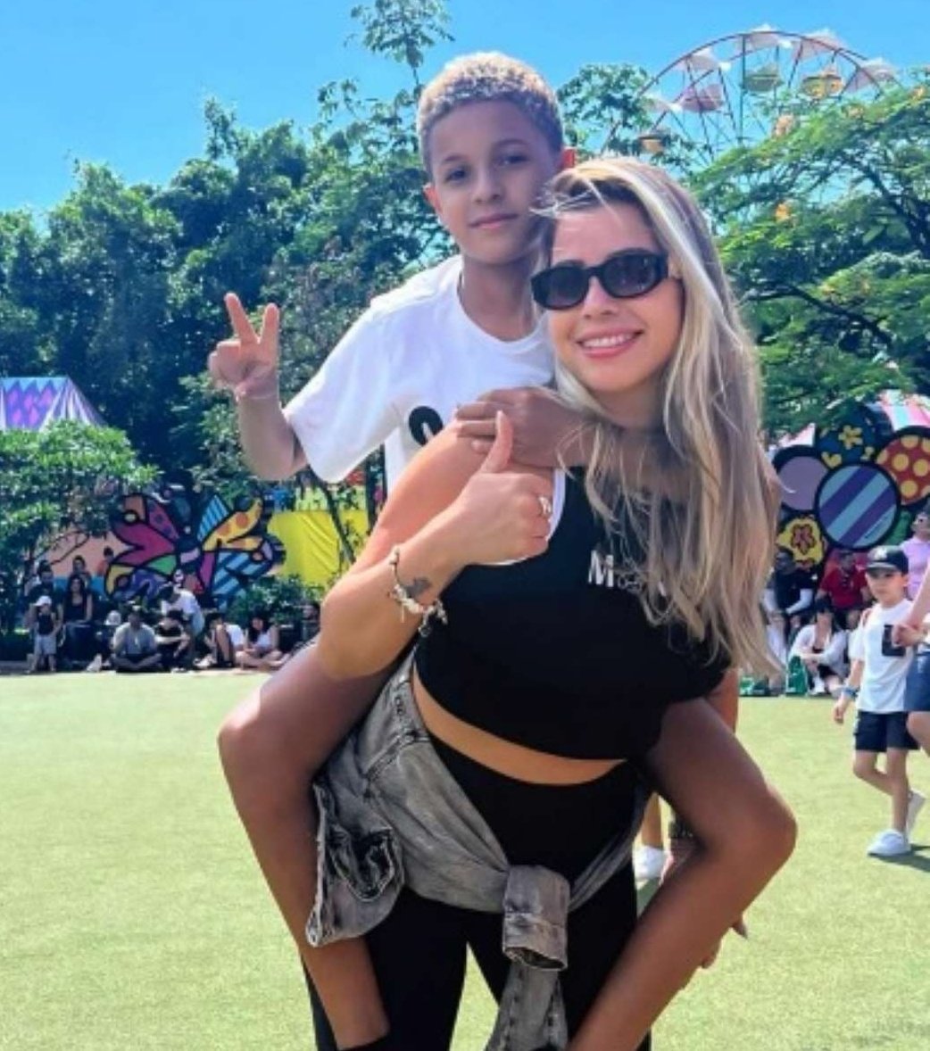 poponze's tweet image. Mumuzinho entrou na Justiça pedindo explicações sobre os gastos da pensão de R$ 9 MIL que paga ao filho Kaik, de 13 anos.
Ele suspeita que o valor esteja sendo usado também para despesas da ex, Marize Villar, e de dois filhos dela, que não são seus.