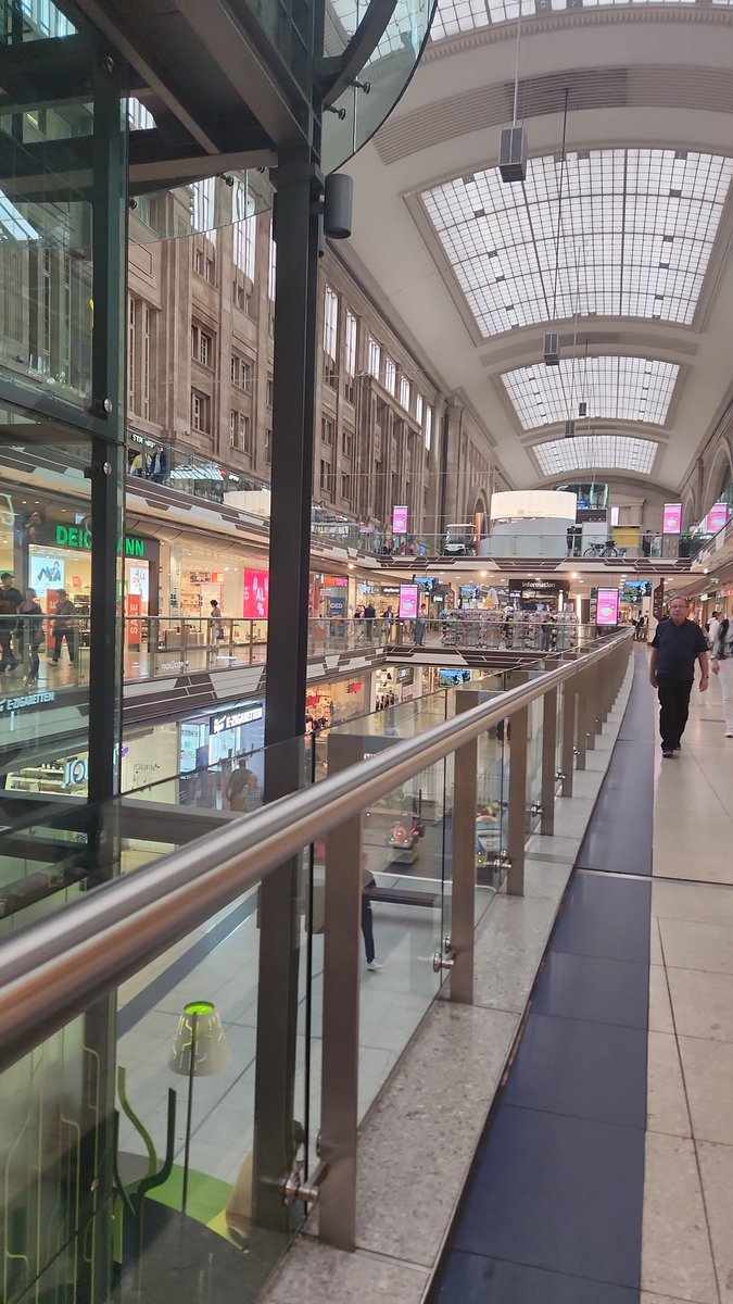 VoxEuropaHerald's tweet image. Was macht man mit Ostdeutschland? Der Bahnhof in Leipzig, wo sind die Deutschen?
Ich bin in Deutschland und sehe vor allem Inder und Türken.
Remigration Jetzt !