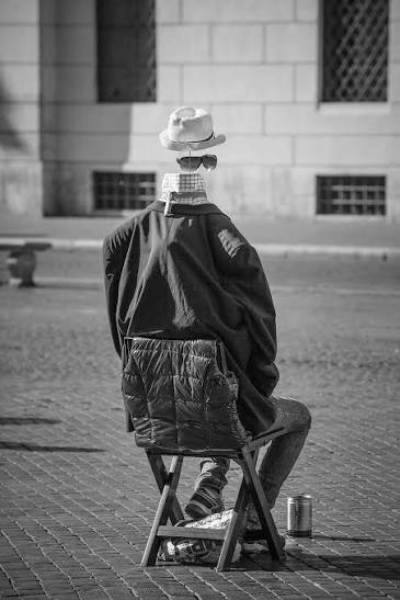 А оці всі прижОПошні жебраки, притулки, лачени, стерненка з чмутами, вже побігли на площі бізнес свій поднімати? Там же багато людей, з кожного по 2 гривні, новий годинничок чи і квартирка.