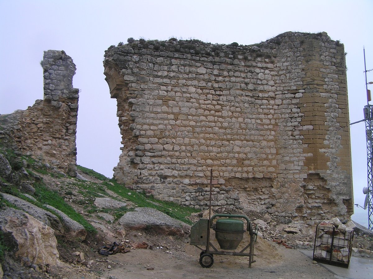 Trabajos de cantería en la restauración de la Torre albarrana del #Castillo de la Estrella de #Teba <a href="/ConoceTeba/">#ConoceTeba</a>