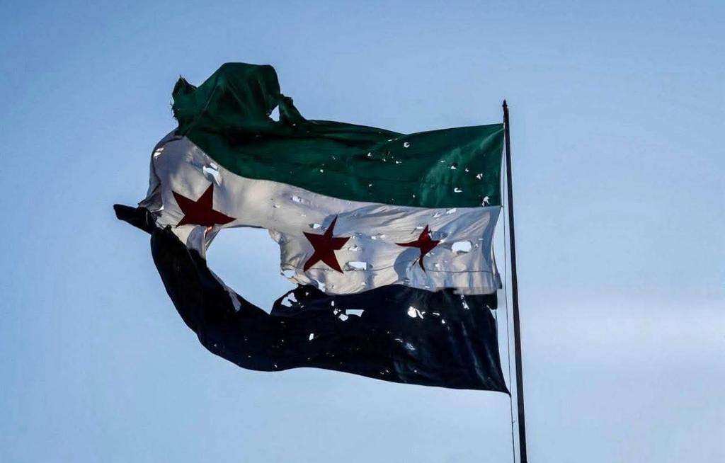 EYAS_SY's tweet photo. إذا أردت تحرير وطنك ضع في مسدسك عشر طلقات تسعة للخونة وواحدة للعدو فلولا خونة الداخل ما تجرأ عليك عدو الخارج
#تشي_جيفارا https://t.co/r2bOOQjdns