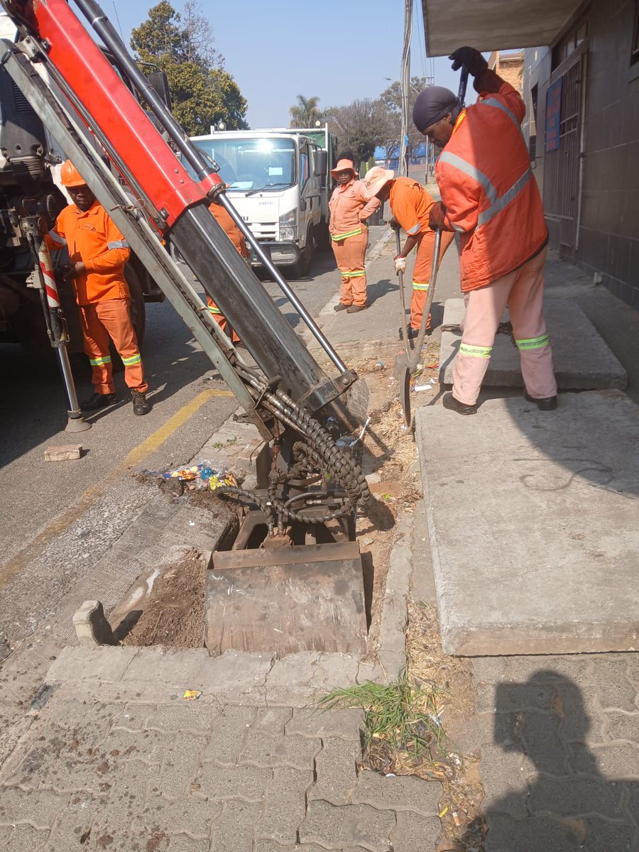 MyJRA's tweet image. The @CityofJoburgZA is taking proactive steps to clean stormwater drains to prevent blockages and reduce the risk of flooding during the rainy season.
The teams were in Regents Park on Augusta Rd & Fred St, and in Rosettenville on Geranium St. @RegionF_Joburg #StopIllegalDumping