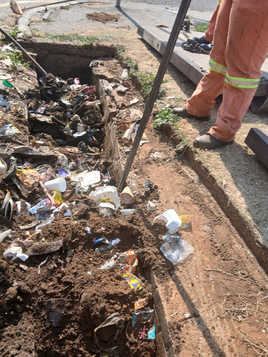 MyJRA's tweet image. The @CityofJoburgZA is taking proactive steps to clean stormwater drains to prevent blockages and reduce the risk of flooding during the rainy season.
The teams were in Regents Park on Augusta Rd & Fred St, and in Rosettenville on Geranium St. @RegionF_Joburg #StopIllegalDumping