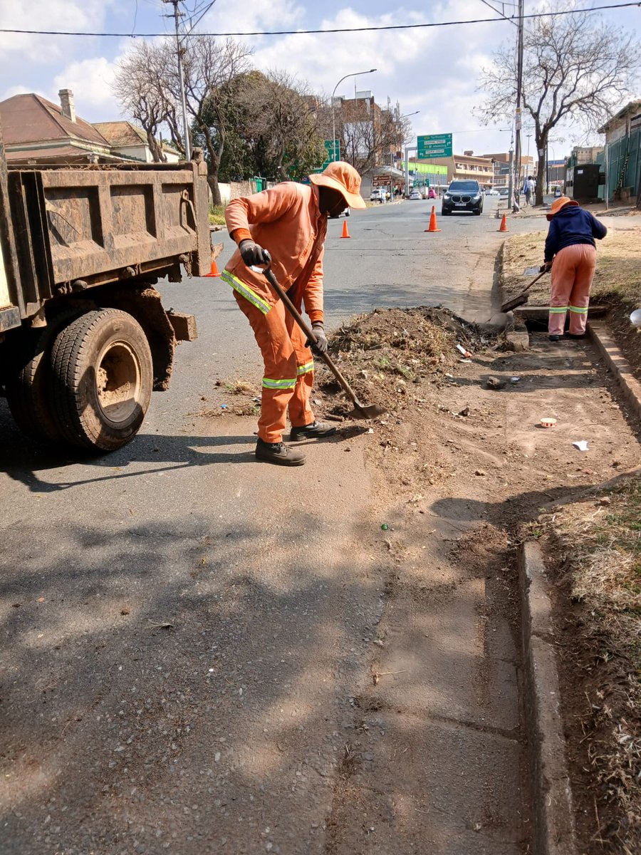 MyJRA's tweet image. The @CityofJoburgZA is taking proactive steps to clean stormwater drains to prevent blockages and reduce the risk of flooding during the rainy season.
The teams were in Regents Park on Augusta Rd & Fred St, and in Rosettenville on Geranium St. @RegionF_Joburg #StopIllegalDumping