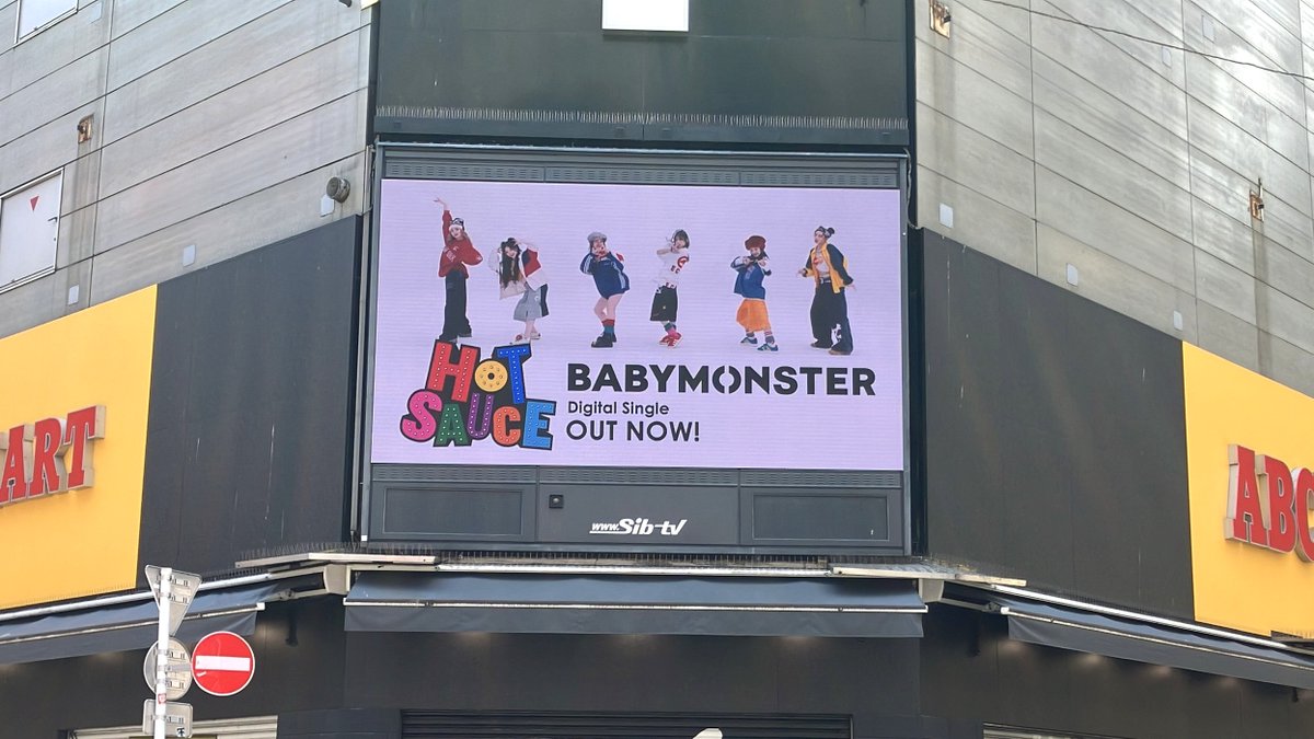 _BABYMONSTER_JP's tweet image. [📢] #BABYMONSTER_INFO
 
‘#HOTSAUCE’ CAMPAIGN✨

⋰
渋谷の大型ビジョンに
#BABYMONSTER が登場❤️‍🔥
⋱

 🗓 放映期間
7/23(水)～8/5(火)

📍場所
✧ ABC-MARTビジョン 
✧ シリンダーサイドビジョン
✧ センタービルビジョン
✧ アドアーズビジョン
✧ シグマビジョン
✧ フクラスビジョン…