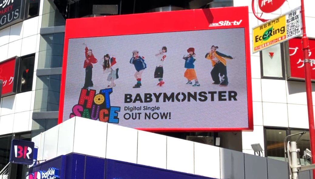 _BABYMONSTER_JP's tweet image. [📢] #BABYMONSTER_INFO
 
‘#HOTSAUCE’ CAMPAIGN✨

⋰
渋谷の大型ビジョンに
#BABYMONSTER が登場❤️‍🔥
⋱

 🗓 放映期間
7/23(水)～8/5(火)

📍場所
✧ ABC-MARTビジョン 
✧ シリンダーサイドビジョン
✧ センタービルビジョン
✧ アドアーズビジョン
✧ シグマビジョン
✧ フクラスビジョン…