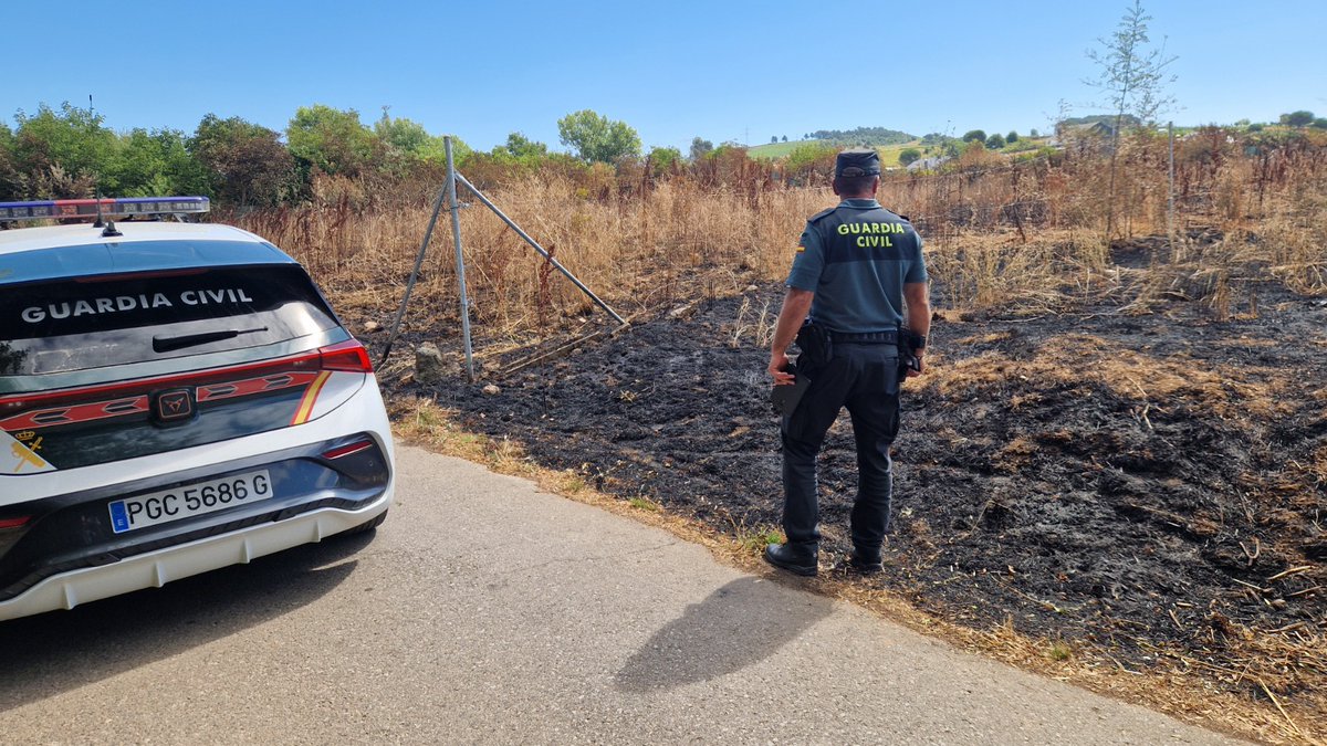 La Guardia Civil investiga a un varón de 37 años de edad, como presunto autor de un incendio forestal declarado el pasado 19 de julio en la carretera de Barredelos de Cacabelos. Se quemaron 1.6 hectáreas de pasto y frutales, extendiéndose el fuego hasta una edificación.