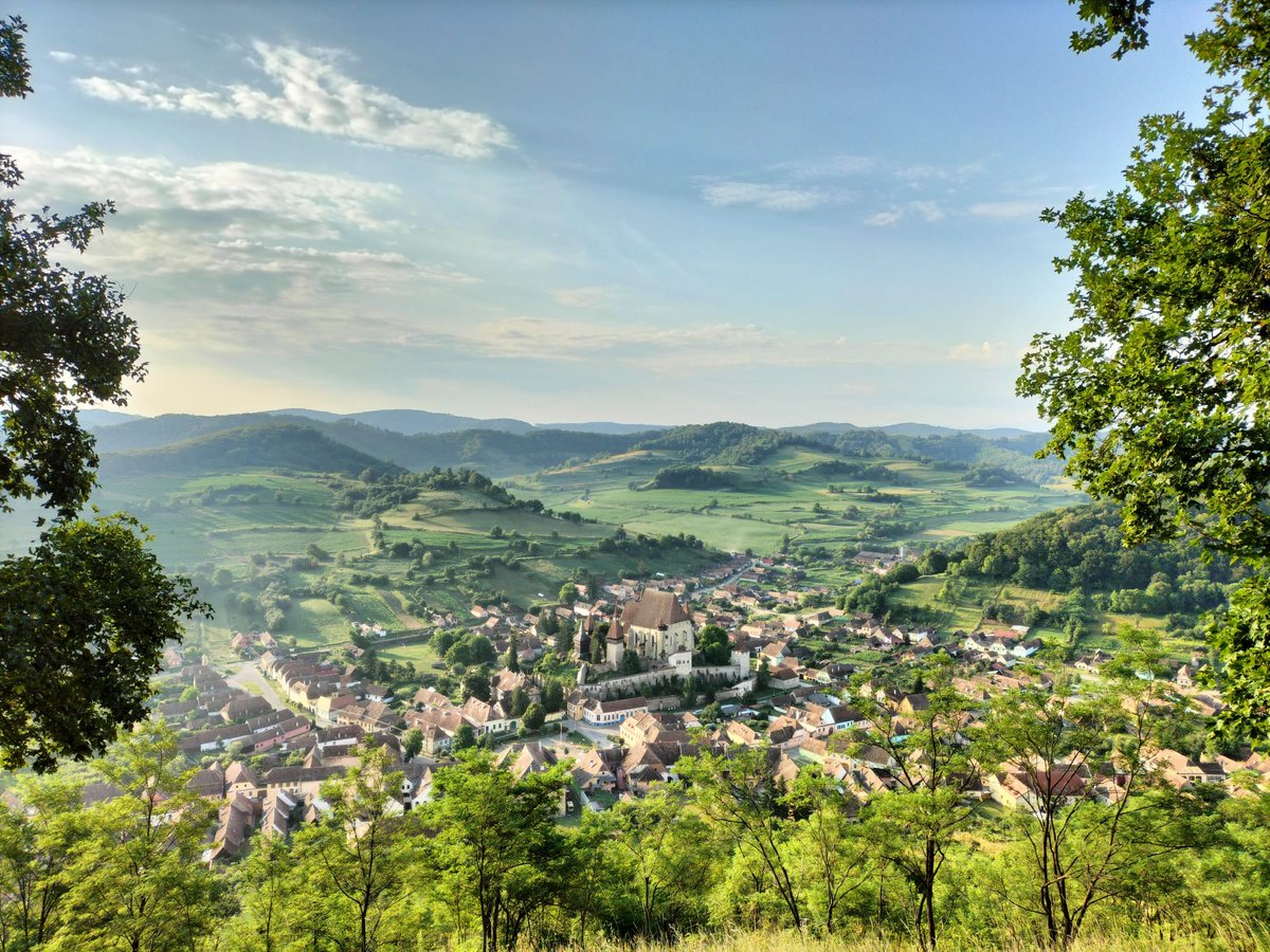 UNESCOVenice's tweet image. 🏞️Enhancing #heritage interpretation & championing sustainable tourism at #WorldHeritage sites
In Biertan🇷🇴 @UNESCO co-facilitated a workshop on visitor centres & heritage interpretation in UNESCO designated sites, presenting highlights from its “Deep Surfaces” exhibition.🏛️
