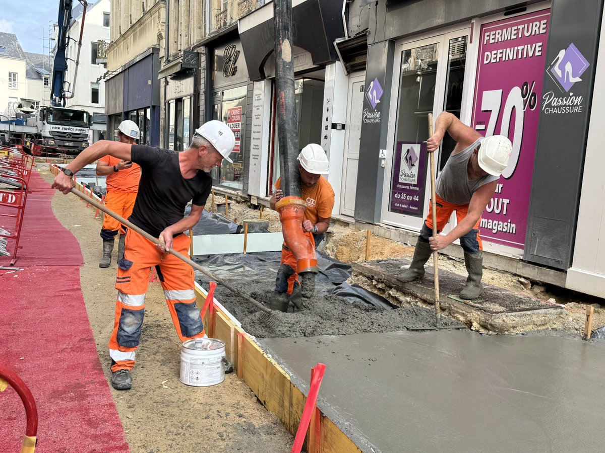 Opération d’ampleur ce matin rue du Commerce afin de résoudre une difficulté technique imprévue nous mettons en œuvre un procédé avec coulage de béton. Le chantier fera une pause en août pour reprendre ensuite avec le pavage définitif de la rue. #RuesPiétonnes