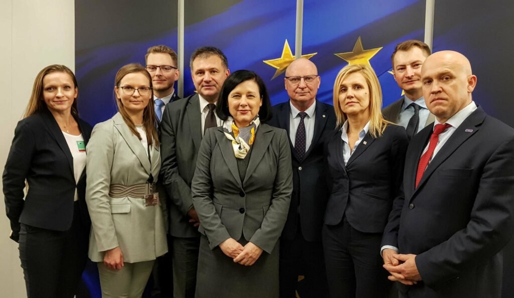 mycielski's tweet image. Proszę bardzo: żeby ułatwić tworzenie teorii spiskowych, tu macie dwie nasze najfajniejsze fotki z Waldkiem w jednym miejscu 👇
Czekam na najbardziej twórczą wersję - kto jest Rubcowem, kto agentem Berlina a kto Soku z Buraka?
Enjoy🥸
#Żurek #Żurkowcy #TerrorPraworządności